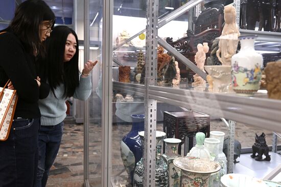 International RUSSIA EXPO Forum and Exhibition.
Visitors at the Russia: Closer to the East exhibition at Pavilion No. 13, Oriental Art Museum. Location: Russia, Moscow. Author: Sergey Pyatakov/Sputnik. RUSSIA EXPO