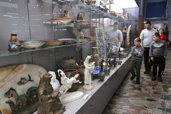 International RUSSIA EXPO Forum and Exhibition.
Visitors at the Russia: Closer to the East exhibition at Pavilion No. 13, Oriental Art Museum. Location: Russia, Moscow. Author: Sergey Pyatakov/Sputnik. RUSSIA EXPO