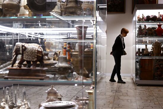 International RUSSIA EXPO Forum and Exhibition.
A visitor at the Russia: Closer to the East exhibition at Pavilion No. 13, Oriental Art Museum. Location: Russia, Moscow. Author: Sergey Pyatakov/Sputnik. RUSSIA EXPO