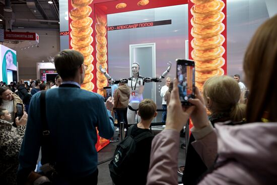 The International RUSSIA EXPO forum and exhibition. Participants at the exhibition opening. Location: Russia, Moscow. Author: Vladimir Astapkovich/Sputnik. RUSSIA EXPO