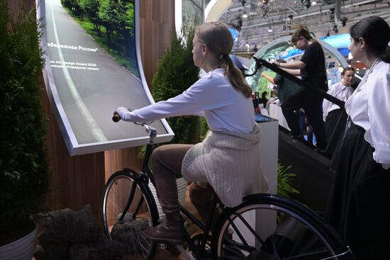 The International RUSSIA EXPO forum and exhibition. A participant at the exhibition opening. Location: Russia, Moscow. Author: Vladimir Astapkovich/Sputnik. RUSSIA EXPO