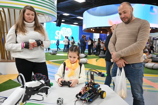 International RUSSIA EXPO Forum and Exhibition.
Participants in the exhibition at Pavilion No. 57, Russia Is my History multimedia historical park. Location: Russia, Moscow. Author: Maksim Blinov/Sputnik. RUSSIA EXPO