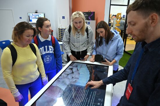 International RUSSIA EXPO Forum and Exhibition.
Participants in the exhibition at Pavilion No. 57, Russia Is my History multimedia historical park. Location: Russia, Moscow. Author: Maksim Blinov/Sputnik. RUSSIA EXPO