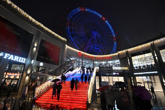 The International RUSSIA EXPO Forum and Exhibition. The illumination of the Sun of Moscow Ferris wheel. Location: Russia, Moscow. Author: Maksim Blinov/Sputnik. International RUSSIA EXPO Forum and Exhibition. VDNKh illuminated for opening ceremony