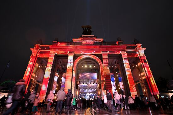 The International RUSSIA EXPO Forum and Exhibition. The VDNKh main entrance arch was illuminated. Location: Russia, Moscow. Author: Maksim Blinov/Sputnik. International RUSSIA EXPO Forum and Exhibition. VDNKh illuminated for opening ceremony