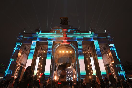 The International RUSSIA EXPO Forum and Exhibition. The illumination of the main entrance arch. Location: Russia, Moscow. Author: Maksim Blinov/Sputnik. International RUSSIA EXPO Forum and Exhibition. VDNKh illuminated for opening ceremony