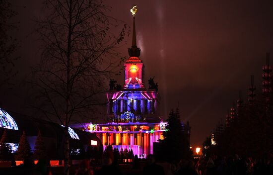 The International RUSSIA EXPO Forum and Exhibition. Illumination of the Pavilion No.1 "Central." Location: Russia, Moscow. Author: Ekaterina Chesnokova/Sputnik. International RUSSIA EXPO Forum and Exhibition. VDNKh illuminated for opening ceremony