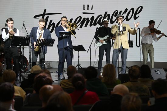RUSSIA EXPO. Proletarian Tango band performs live