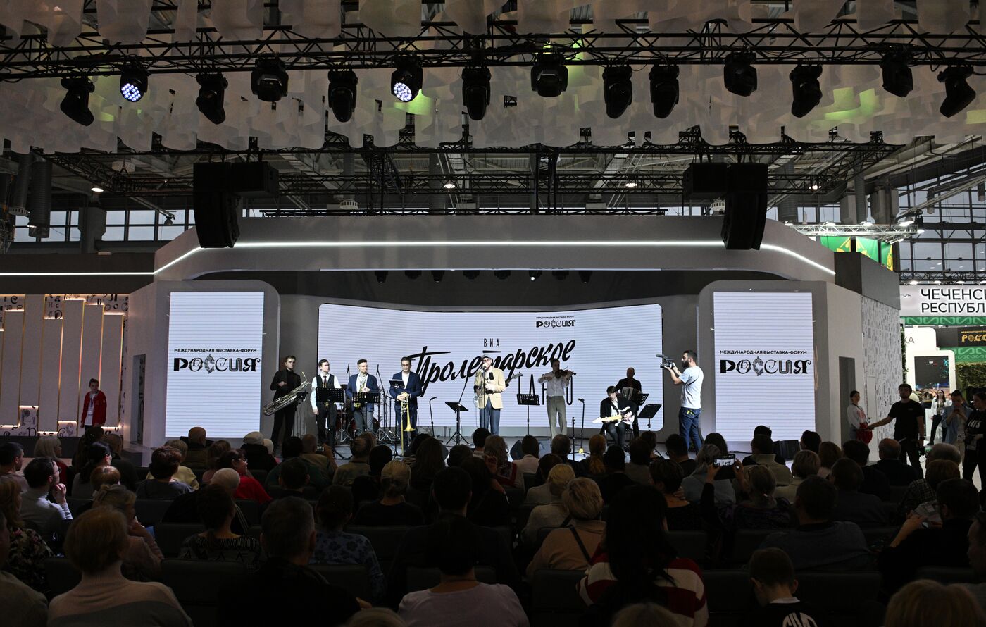 RUSSIA EXPO. Proletarian Tango band performs live