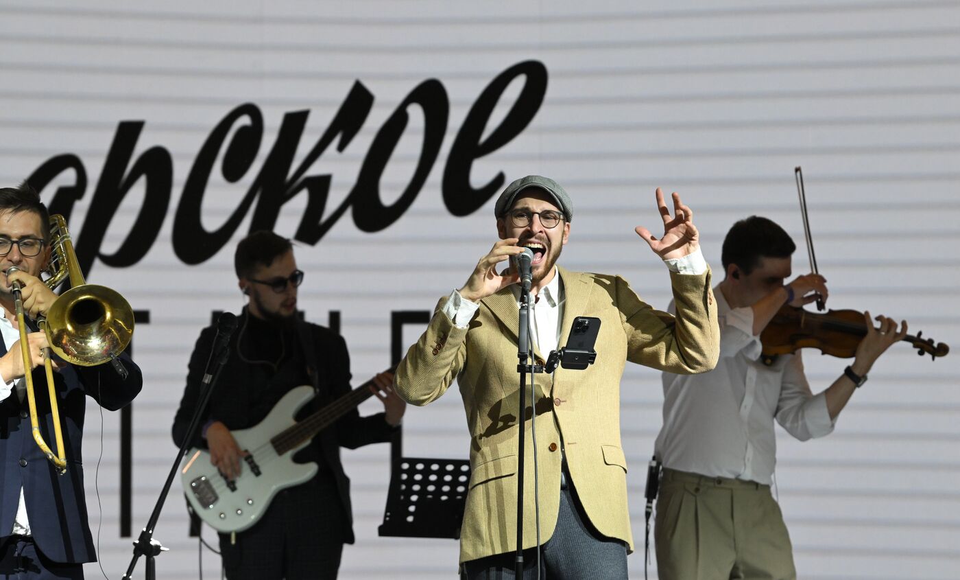 RUSSIA EXPO. Proletarian Tango band performs live