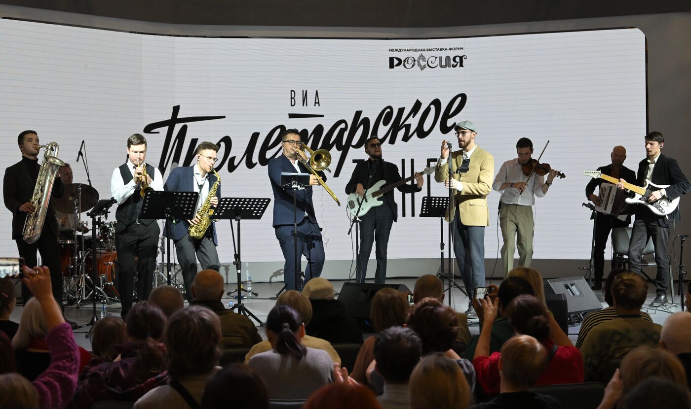 RUSSIA EXPO. Proletarian Tango band performs live