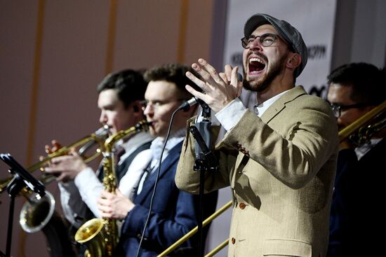 RUSSIA EXPO. Proletarian Tango band performs live