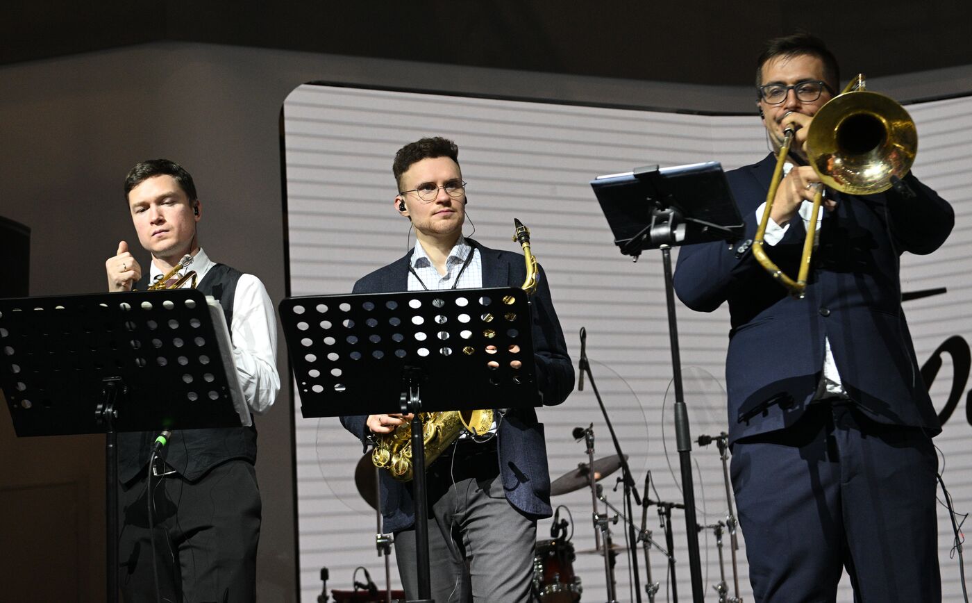 RUSSIA EXPO. Proletarian Tango band performs live