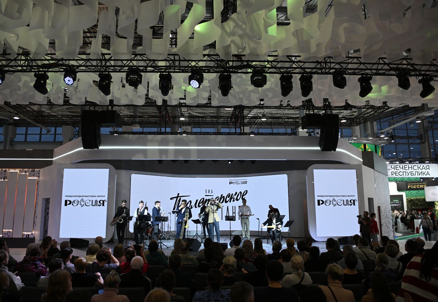 RUSSIA EXPO. Proletarian Tango band performs live