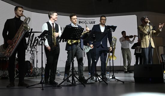 RUSSIA EXPO. Proletarian Tango band performs live