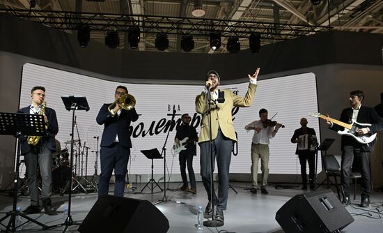 RUSSIA EXPO. Proletarian Tango band performs live