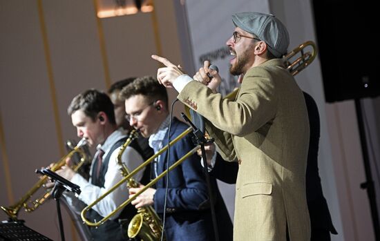 RUSSIA EXPO. Proletarian Tango band performs live