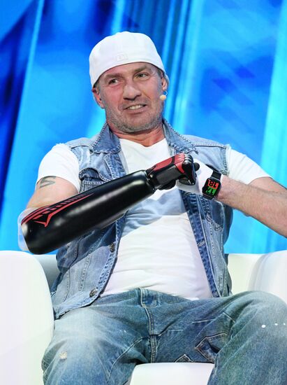 International RUSSIA EXPO forum and exhibition. Knowledge: Pioneers marathon. Knowledge Is Power track. Olympic Champion in figure skating Roman Kostomarov. Location: Russia, Moscow. Author: Ramil Sitdikov/Sputnik. International RUSSIA EXPO forum and exhibition. Knowledge: Pioneers marathon. Knowledge Is Power track