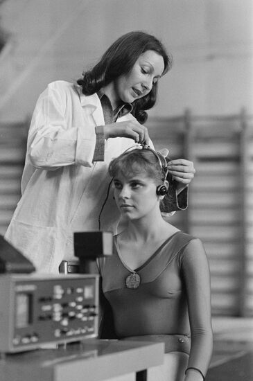 Device for monitoring human alpha rhythms