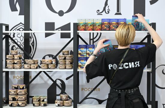 International RUSSIA EXPO forum and exhibition. Preparation for department store opening