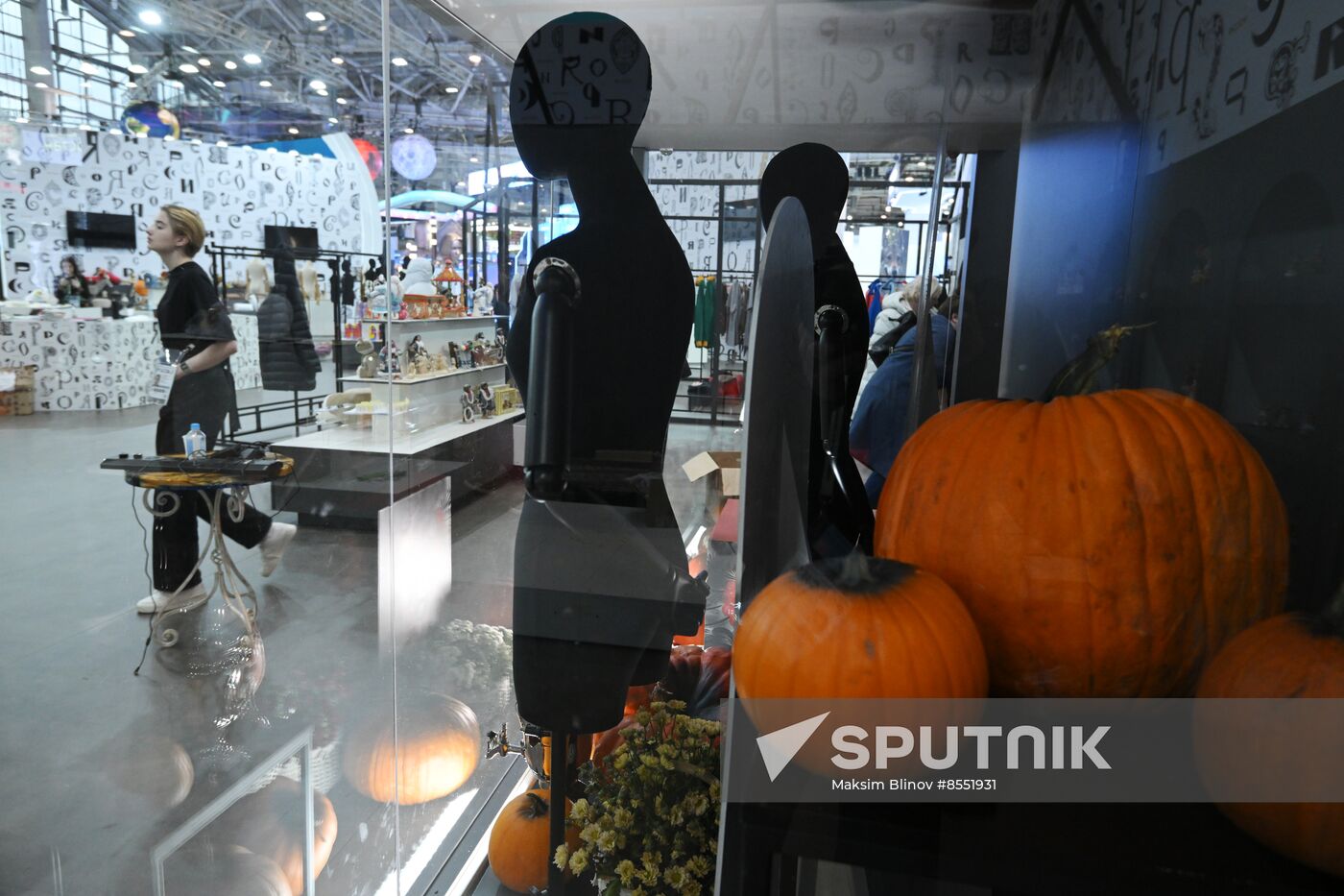International RUSSIA EXPO forum and exhibition. Preparation for department store opening