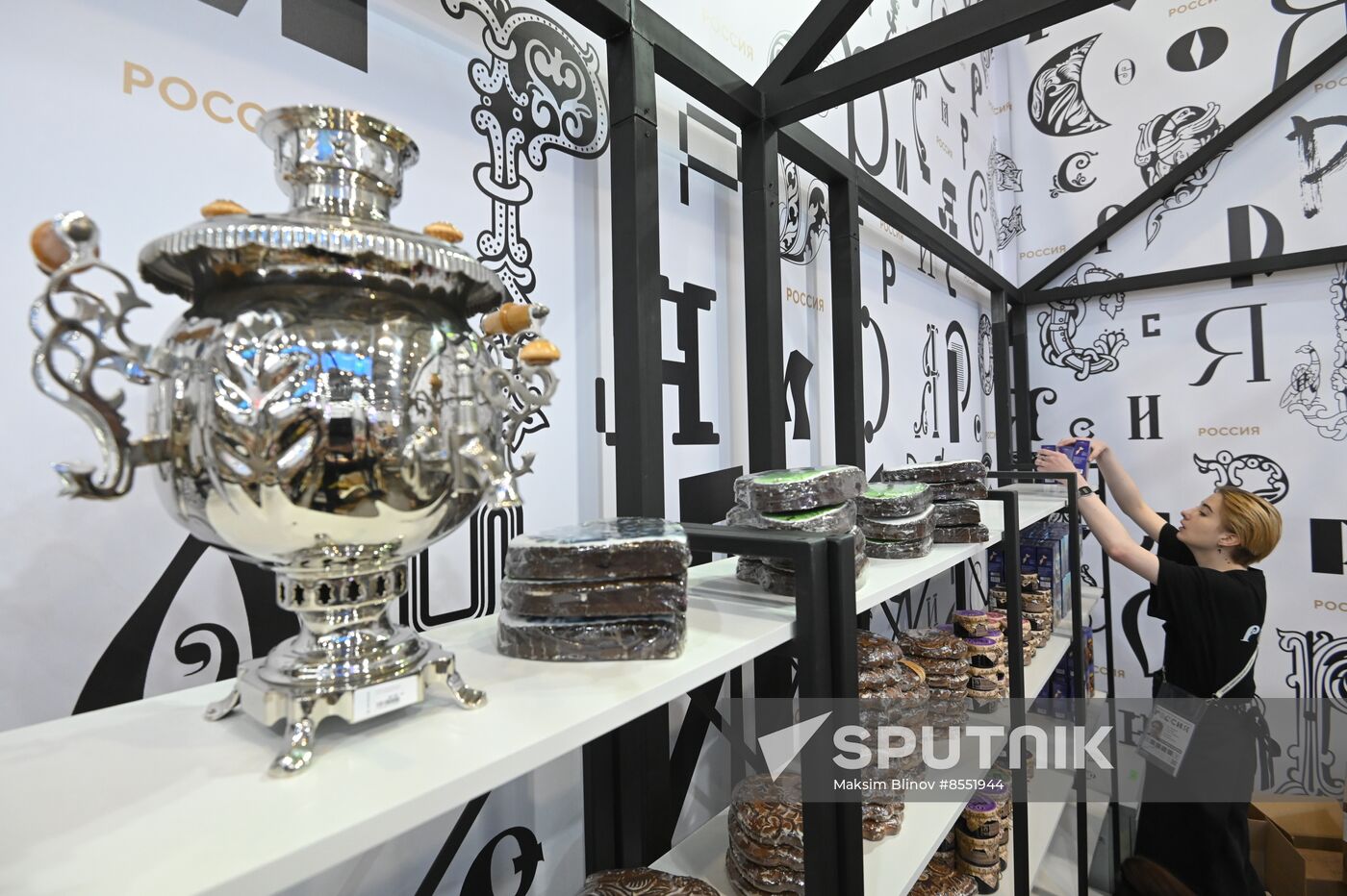 International RUSSIA EXPO forum and exhibition. Preparation for department store opening