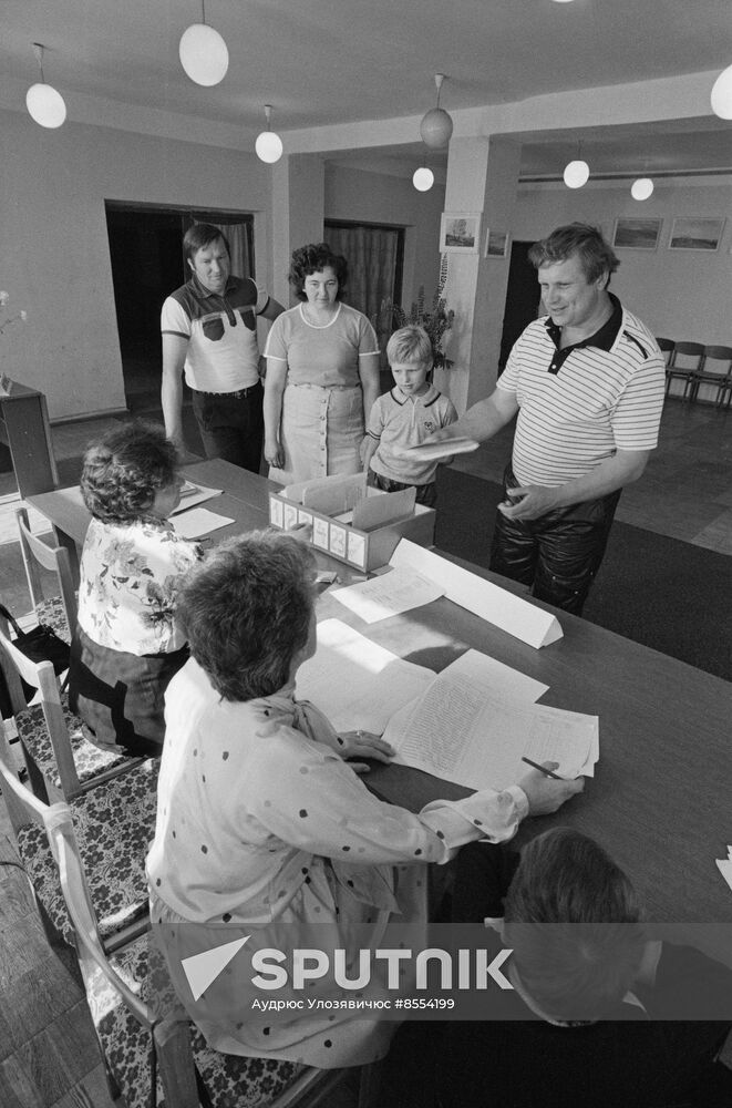 Elections to local councils of people's deputies in union and autonomous republics