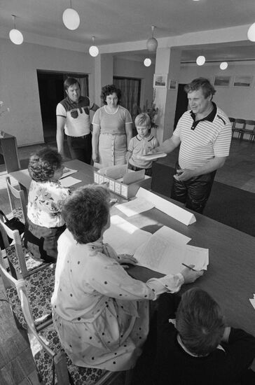 Elections to local councils of people's deputies in union and autonomous republics