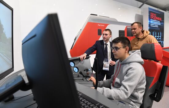 RUSSIA EXPO. Premiere of Steam Loco of The Fixies animated series