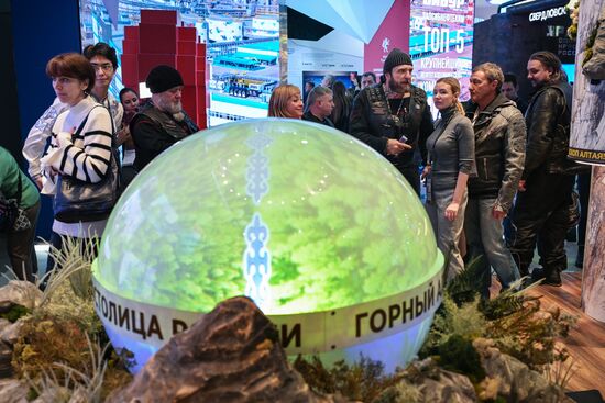 RUSSIA EXPO. Fourth right: Night Wolves bikers' club president Alexander 'Surgeon' Zaldastanov. Location: Russia, Moscow. Author: Vladimir Astapkovich/Sputnik. Night Wolves bikers' club president Alexander 'Surgeon' Zaldastanov visits RUSSIA EXPO