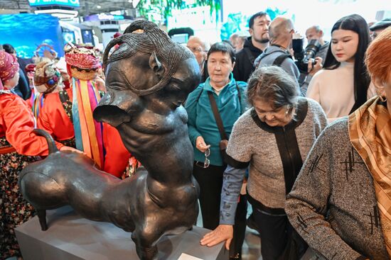 RUSSIA EXPO. Trans-Baikal Territory Day. A sculpture by Dashi Namdakov. Location: Russia, Moscow. Author: Grigory Sysoev/Sputnik. RUSSIA EXPO.Trans-Baikal Territory Day