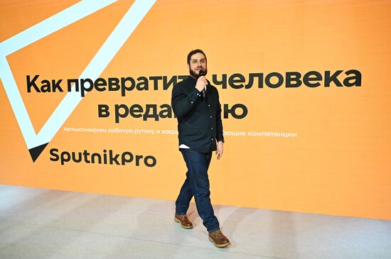 RUSSIA EXPO. Workshop: How to Turn a Human Into a Newsdesk