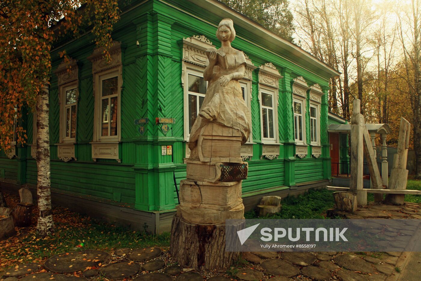 Reading Woman sculpture in Totma