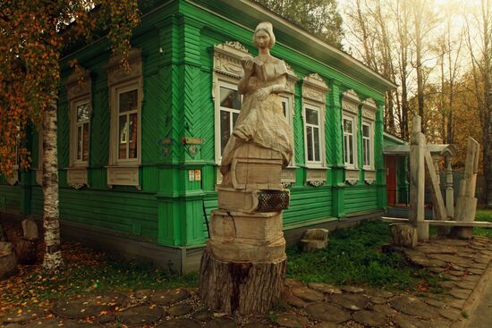 Reading Woman sculpture in Totma