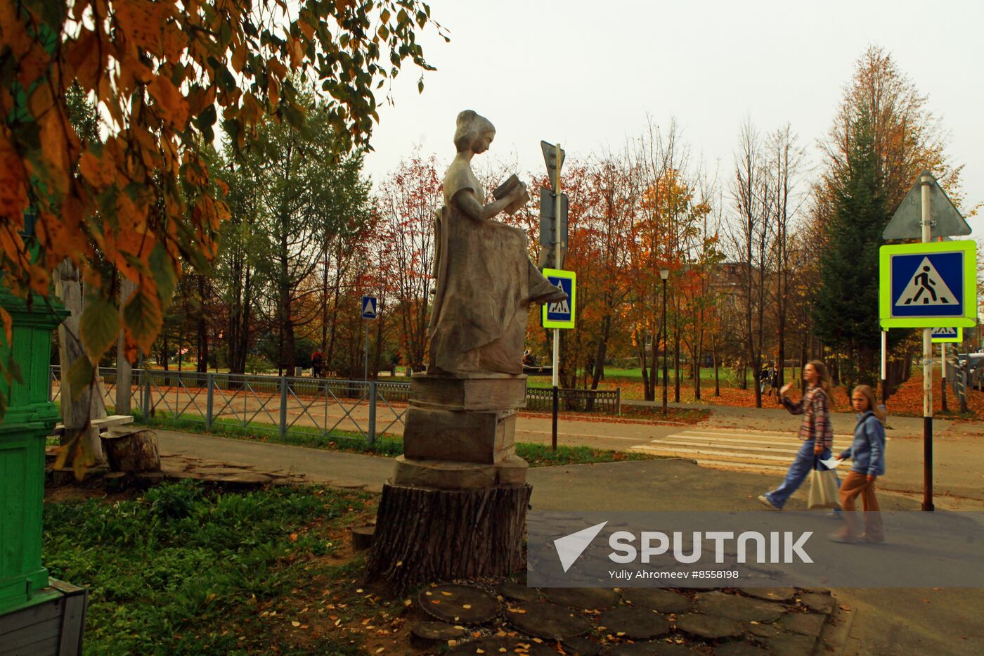 Reading Woman sculpture in Totma