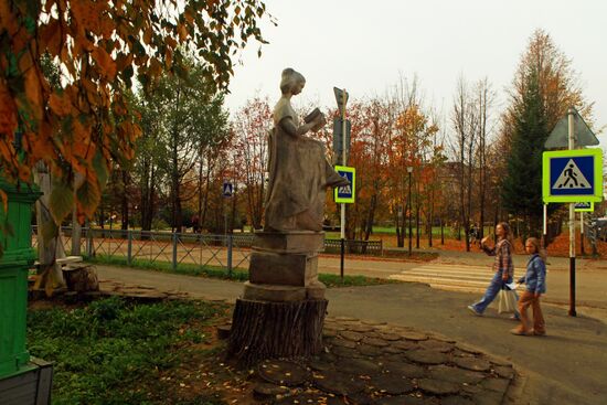 Reading Woman sculpture in Totma