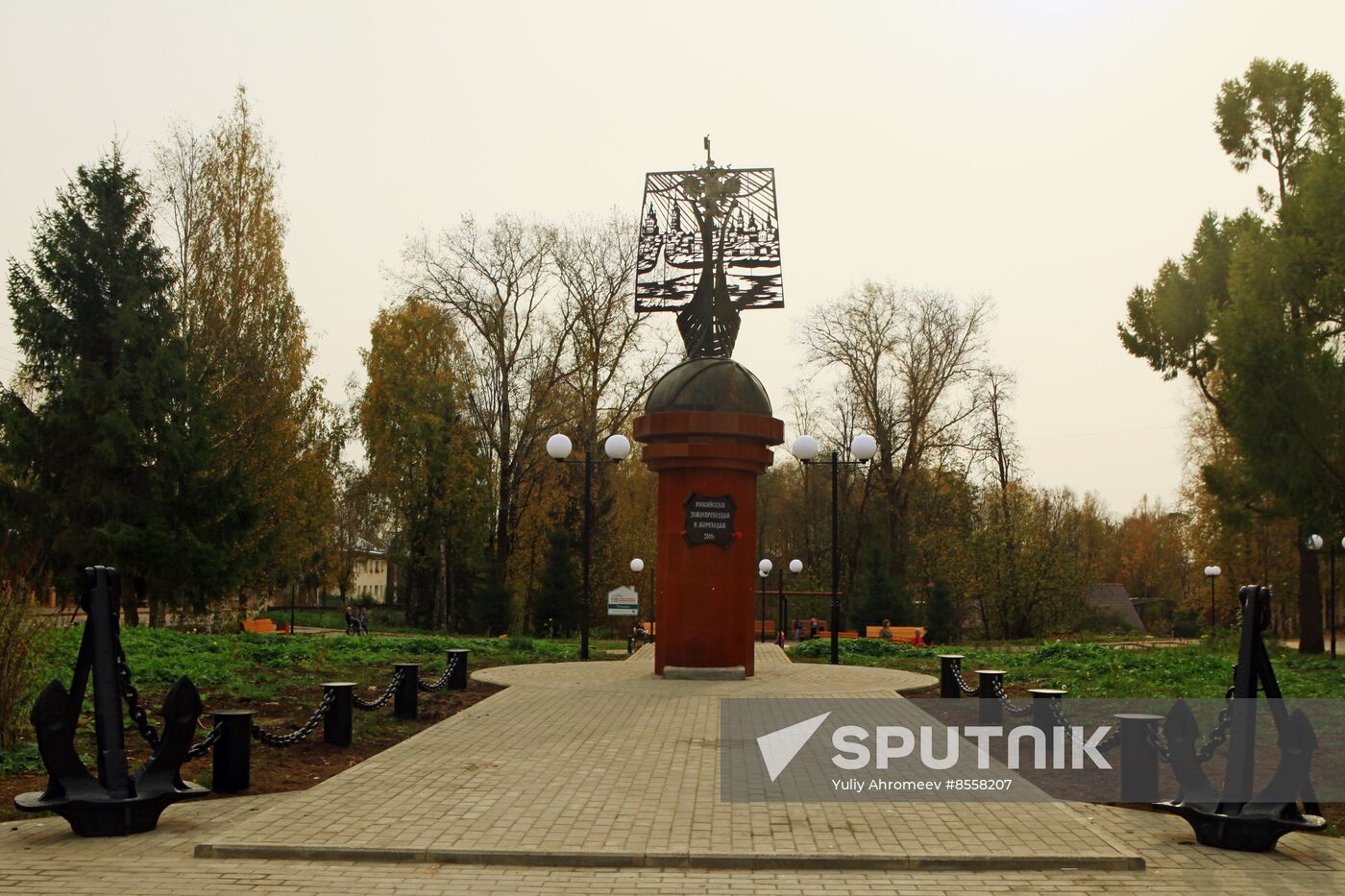Monument to explorers and sailors in Totma
