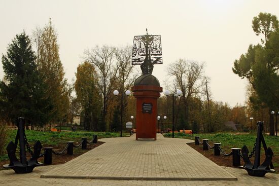 Monument to explorers and sailors in Totma