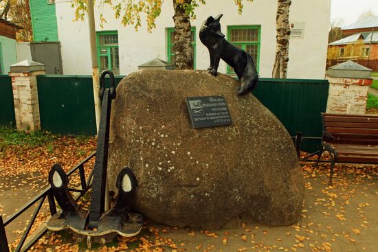 Monument to black fox in Totma