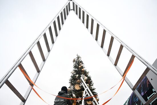 RUSSIA EXPO. Installing and decorating 90 Christmas trees of Russia