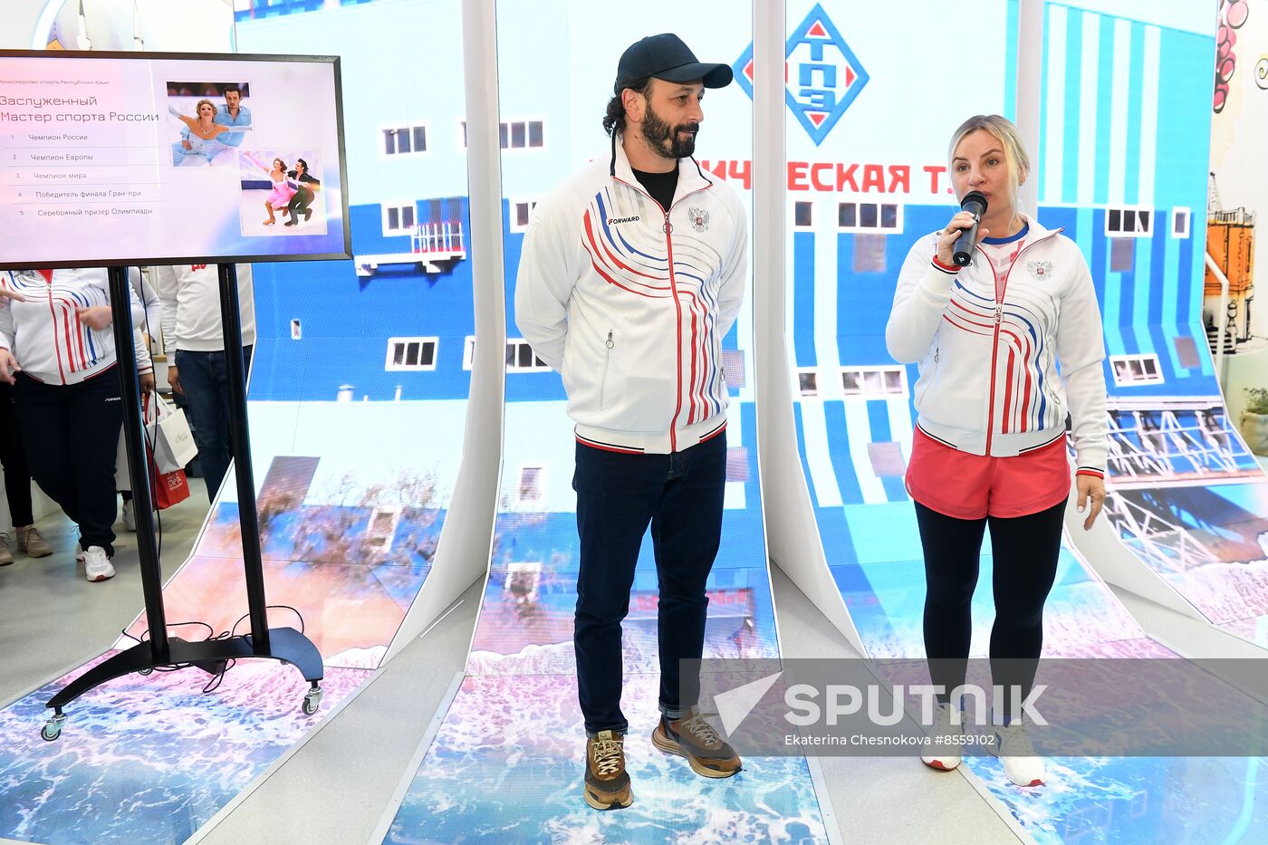 International RUSSIA EXPO forum and exhibition. Celebrity guests Ilya Averbukh and Sergei Karyakin tour Crimea stand