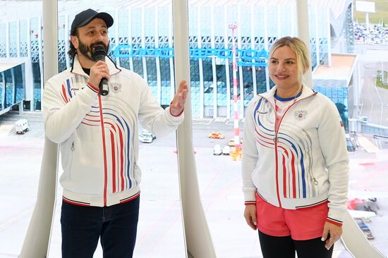 International RUSSIA EXPO forum and exhibition. Celebrity guests Ilya Averbukh and Sergei Karyakin tour Crimea stand