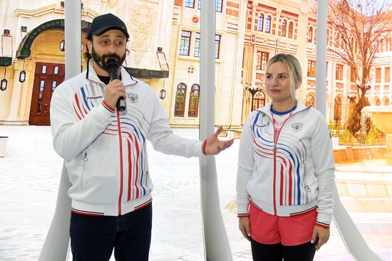 International RUSSIA EXPO forum and exhibition. Celebrity guests Ilya Averbukh and Sergei Karyakin tour Crimea stand