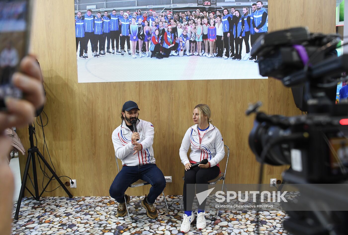 International RUSSIA EXPO forum and exhibition. Celebrity guests Ilya Averbukh and Sergei Karyakin tour Crimea stand