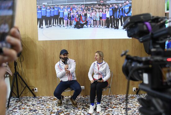 International RUSSIA EXPO forum and exhibition. Celebrity guests Ilya Averbukh and Sergei Karyakin tour Crimea stand