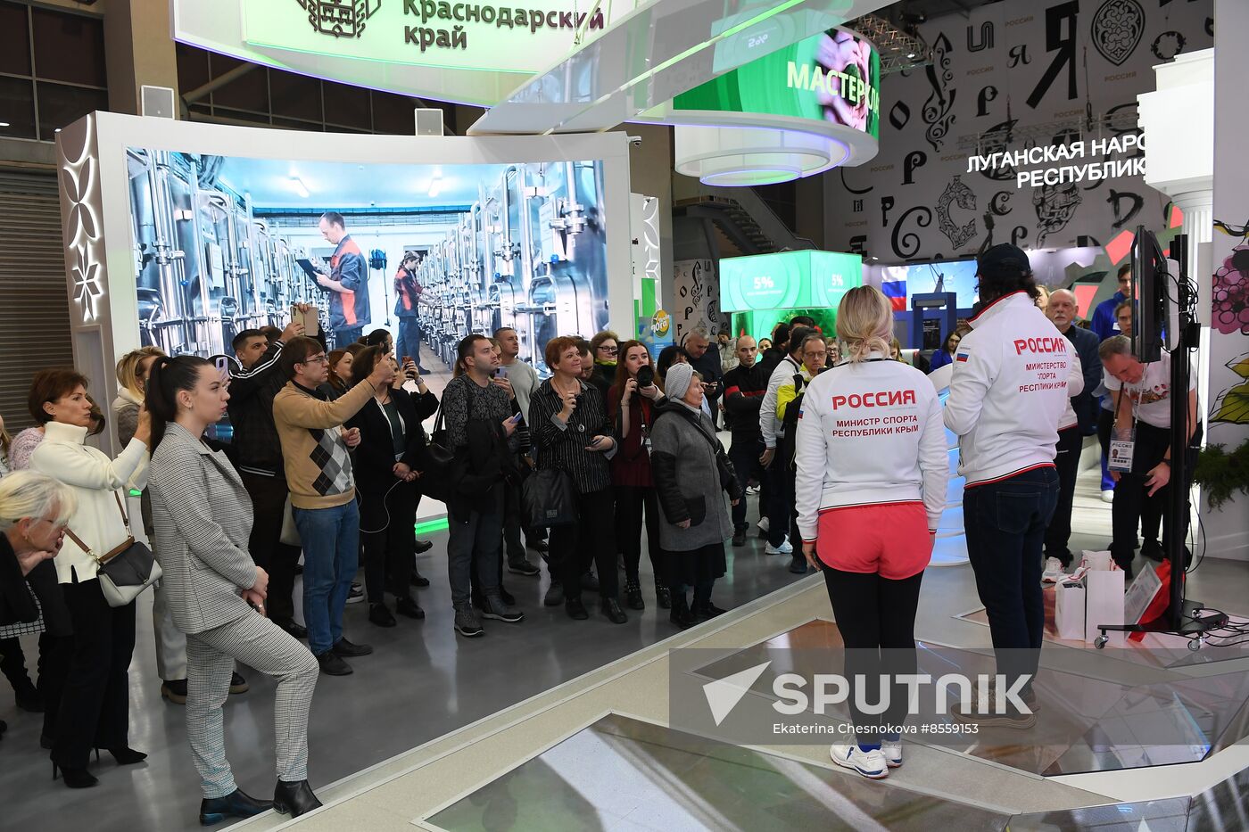International RUSSIA EXPO forum and exhibition. Celebrity guests Ilya Averbukh and Sergei Karyakin tour Crimea stand
