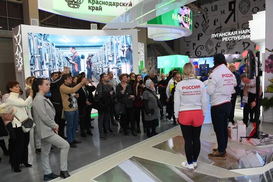 International RUSSIA EXPO forum and exhibition. Celebrity guests Ilya Averbukh and Sergei Karyakin tour Crimea stand
