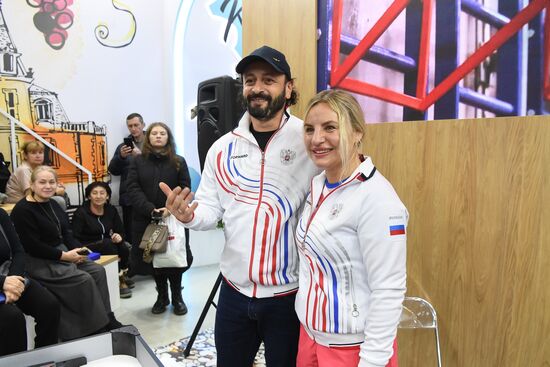 International RUSSIA EXPO forum and exhibition. Celebrity guests Ilya Averbukh and Sergei Karyakin tour Crimea stand