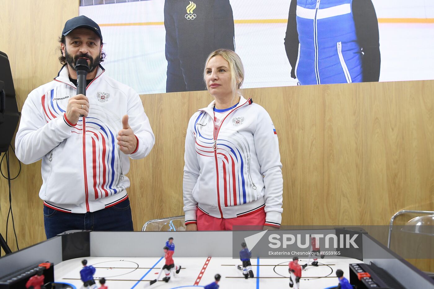 International RUSSIA EXPO forum and exhibition. Celebrity guests Ilya Averbukh and Sergei Karyakin tour Crimea stand