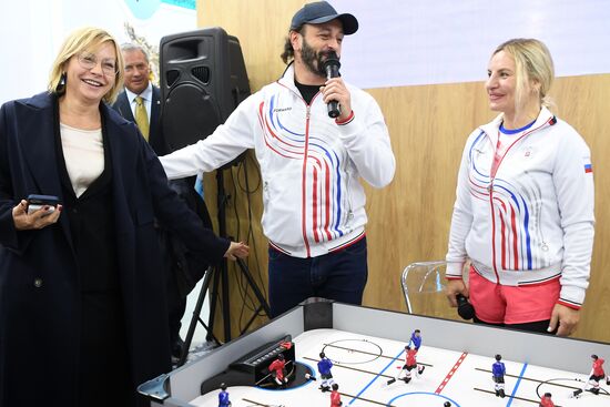 International RUSSIA EXPO forum and exhibition. Celebrity guests Ilya Averbukh and Sergei Karyakin tour Crimea stand